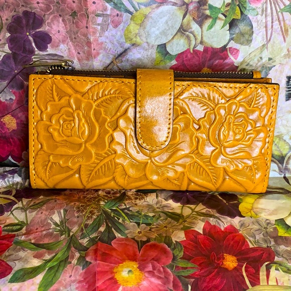 Patricia Nash Handbags - NWTS Patricia Nash Leather Nazari Embossed Wallet